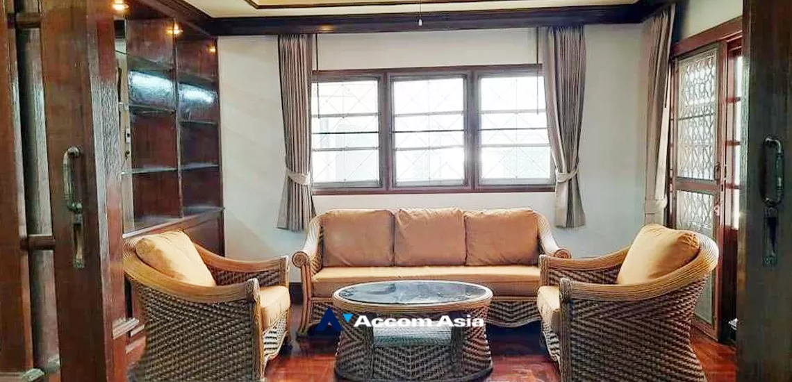Home Office |  5 Bedrooms  House For Rent in Ratchadapisek, Bangkok  near MRT Sutthisan (AA33661)