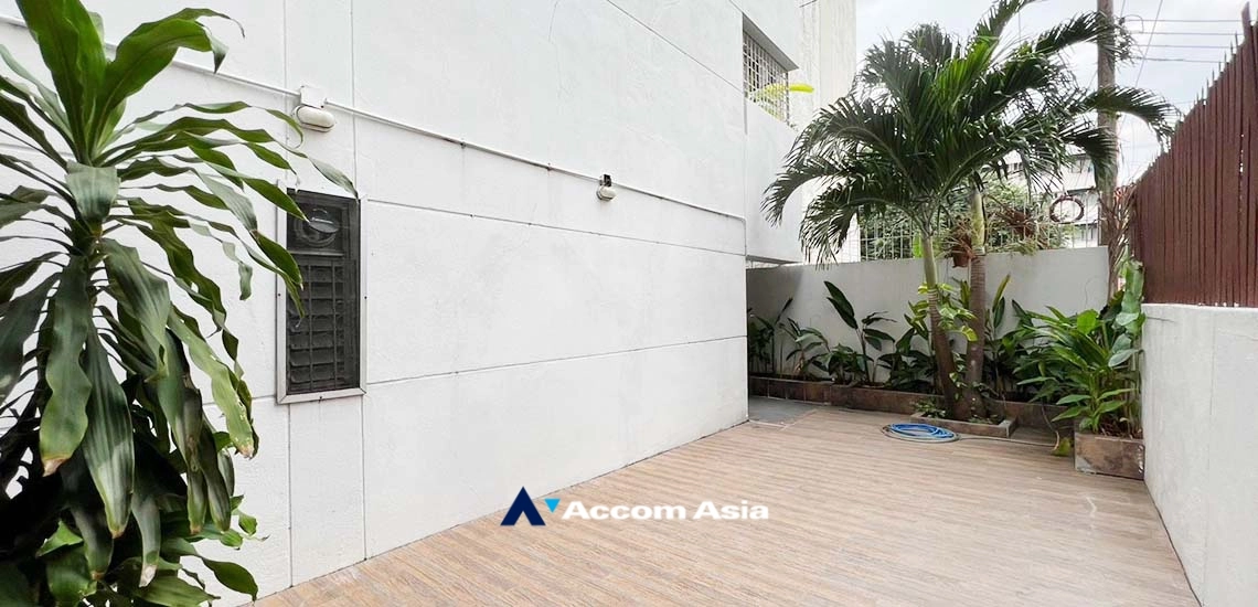 11  2 br Apartment for rent and sale in Sathorn ,Bangkok MRT Lumphini at Cozy and Convenient Apartment Near Garden Intl AA33682
