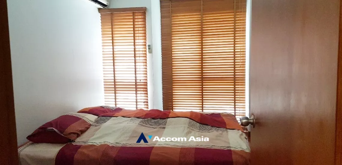  2 Bedrooms  Condominium For Sale in Silom, Bangkok  near BTS Chong Nonsi (AA33685)