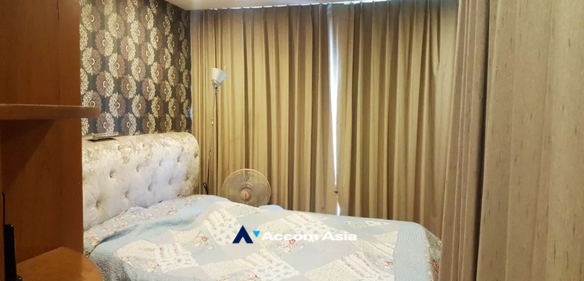 2 Bedrooms  Condominium For Sale in Silom, Bangkok  near BTS Chong Nonsi (AA33685)