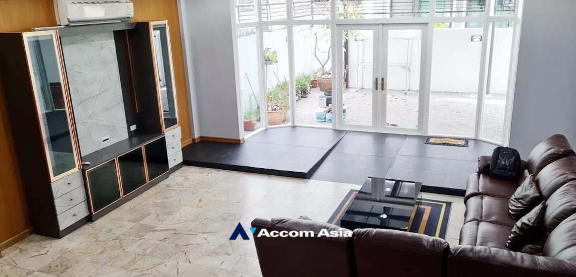  2  3 br House for rent and sale in Sukhumvit ,Bangkok BTS Phra khanong AA33687