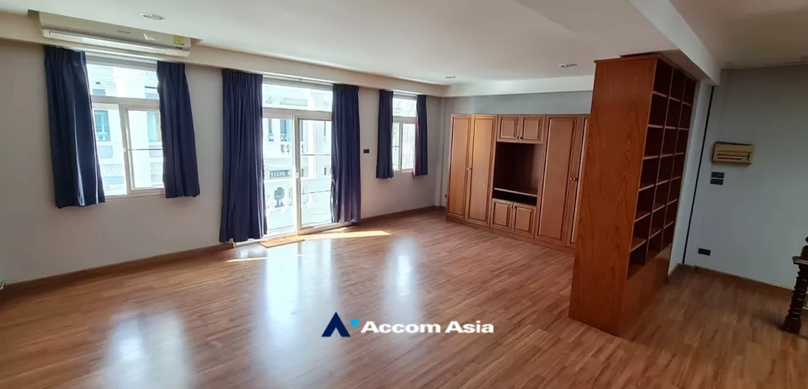  1  3 br House for rent and sale in Sukhumvit ,Bangkok BTS Phra khanong AA33687
