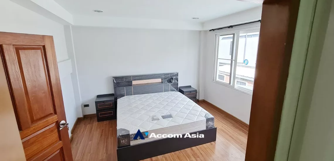 4  3 br House for rent and sale in Sukhumvit ,Bangkok BTS Phra khanong AA33687