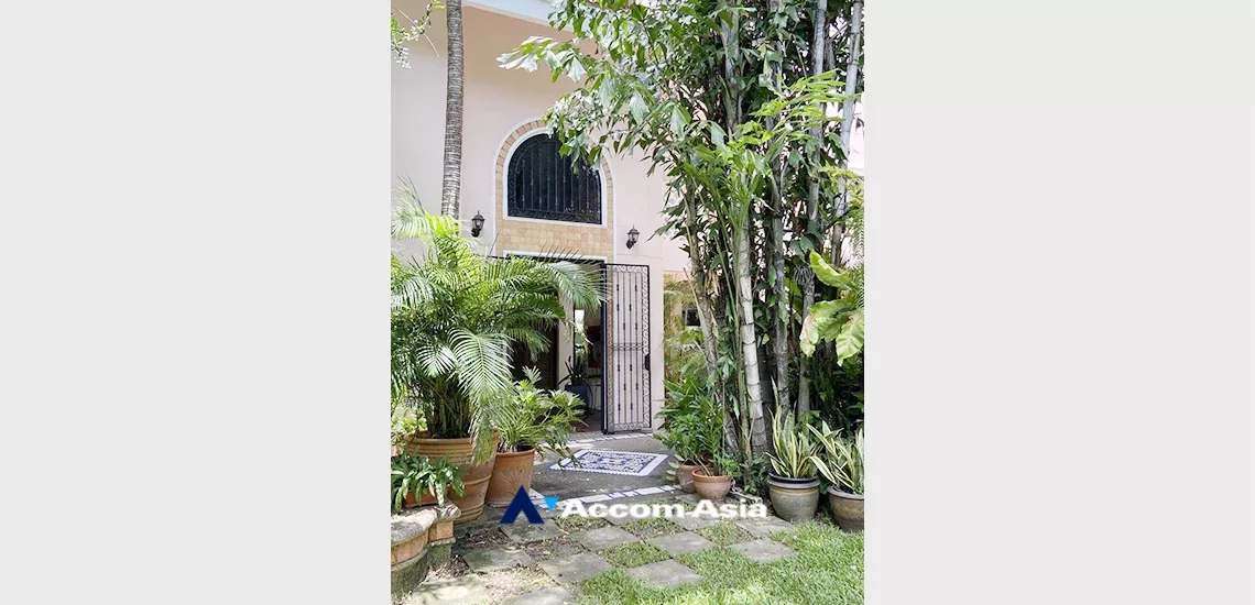 unit 2 Bedrooms  Apartment For Rent in Phaholyothin, Bangkok  near BTS Ari (AA33731)