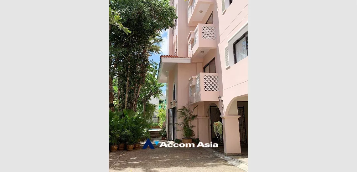  2 Bedrooms  Apartment For Rent in Phaholyothin, Bangkok  near BTS Ari (AA33731)