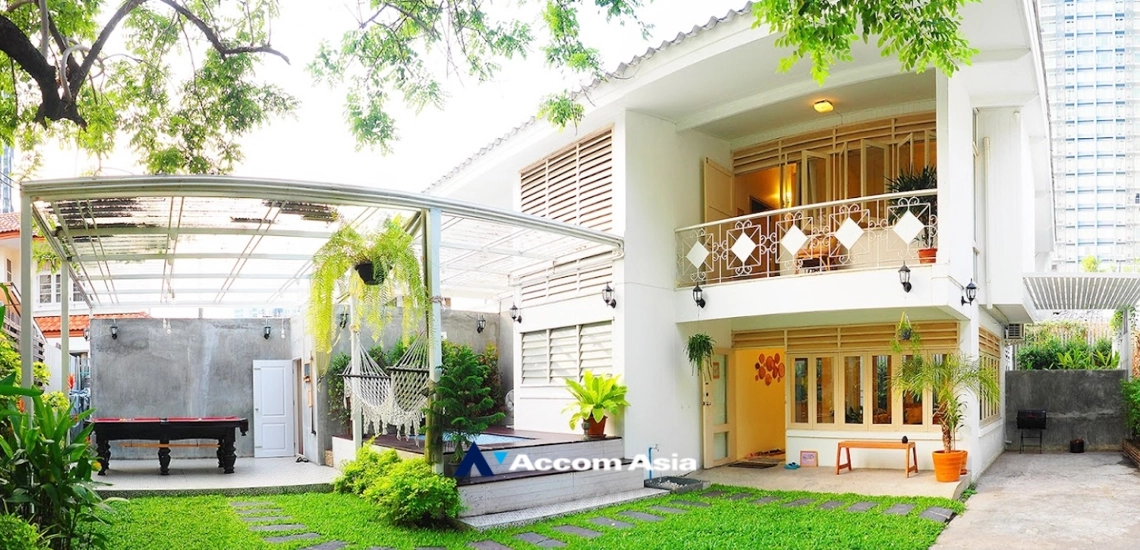 Pet friendly |  4 Bedrooms  House For Rent in Sukhumvit, Bangkok  near BTS Thong Lo (AA33733)