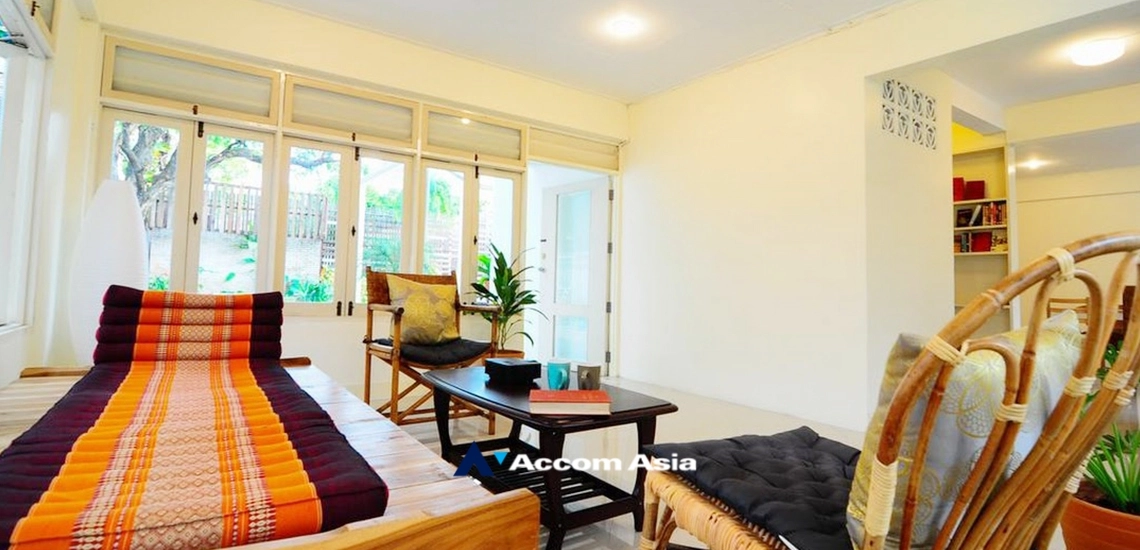 Pet friendly |  4 Bedrooms  House For Rent in Sukhumvit, Bangkok  near BTS Thong Lo (AA33733)