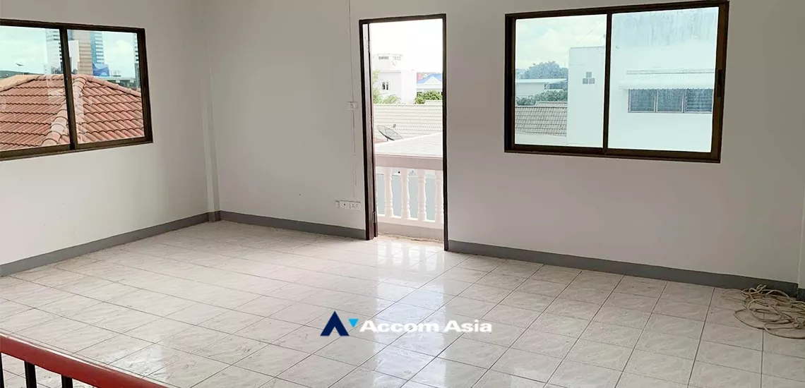  8 Bedrooms  House For Sale in Pattanakarn, Bangkok  (AA33747)
