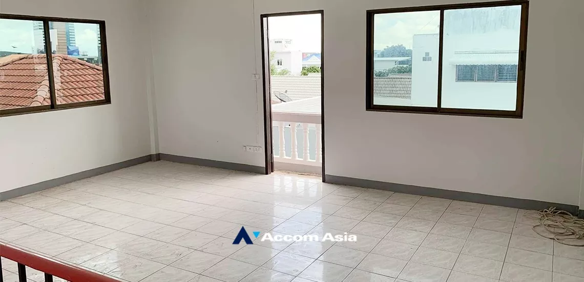 unit 8 Bedrooms  House For Sale in Pattanakarn, Bangkok  (AA33747)