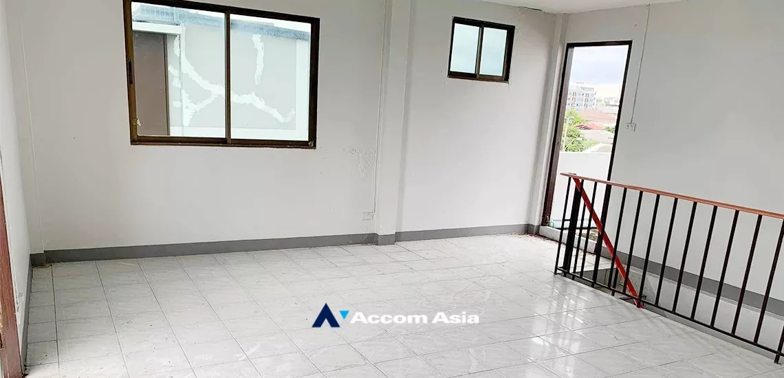  8 Bedrooms  House For Sale in Pattanakarn, Bangkok  (AA33747)