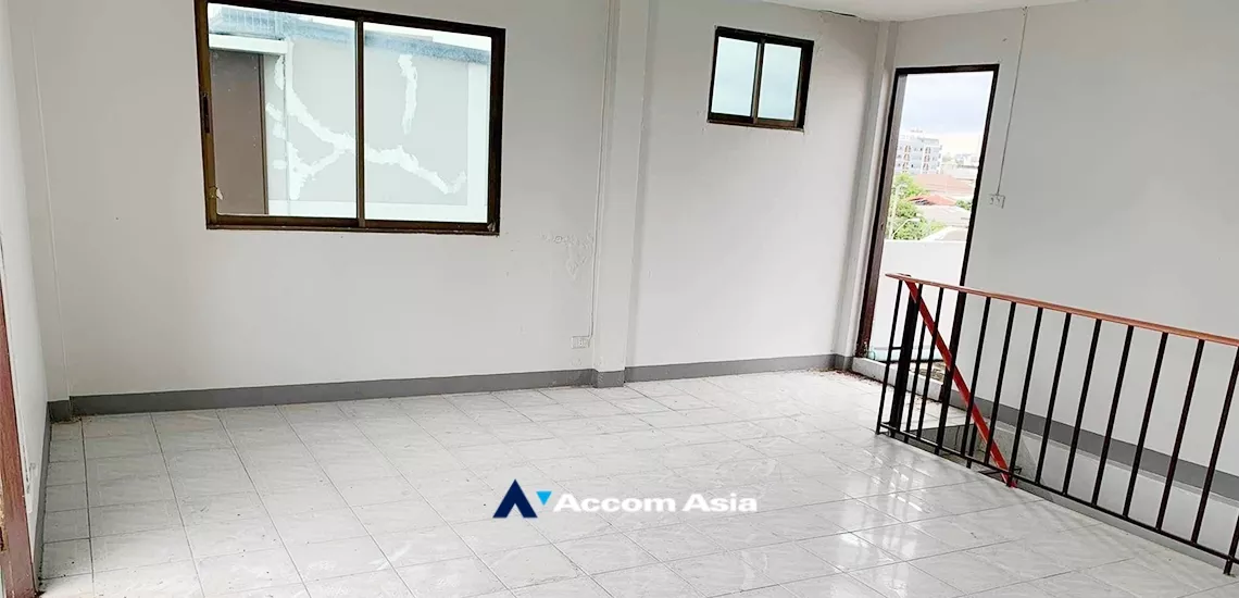 unit 8 Bedrooms  House For Sale in Pattanakarn, Bangkok  (AA33747)