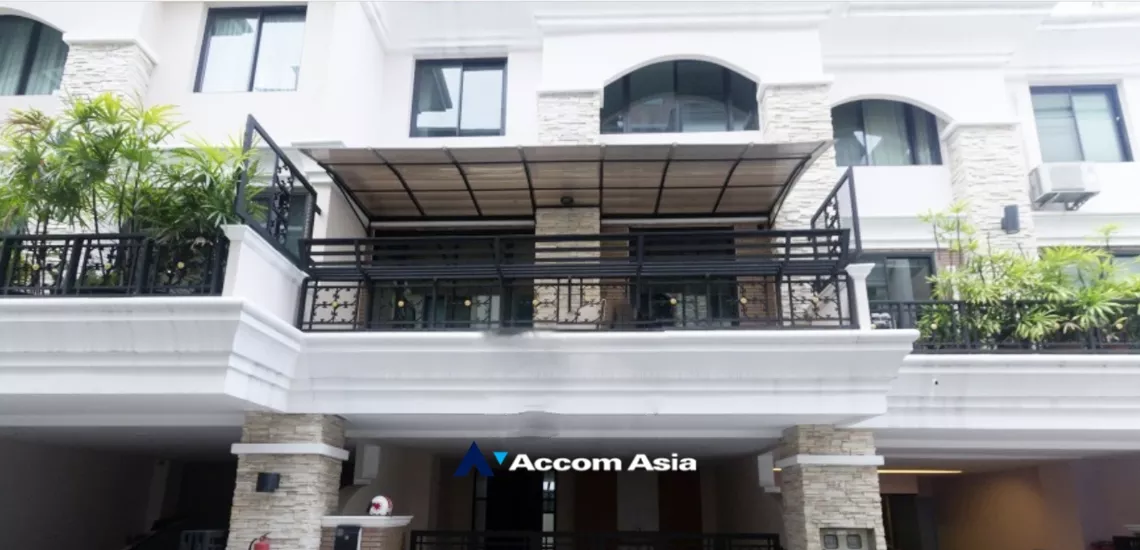  4 Bedrooms  Townhouse For Sale in Sukhumvit, Bangkok  near BTS Thong Lo (AA33760)