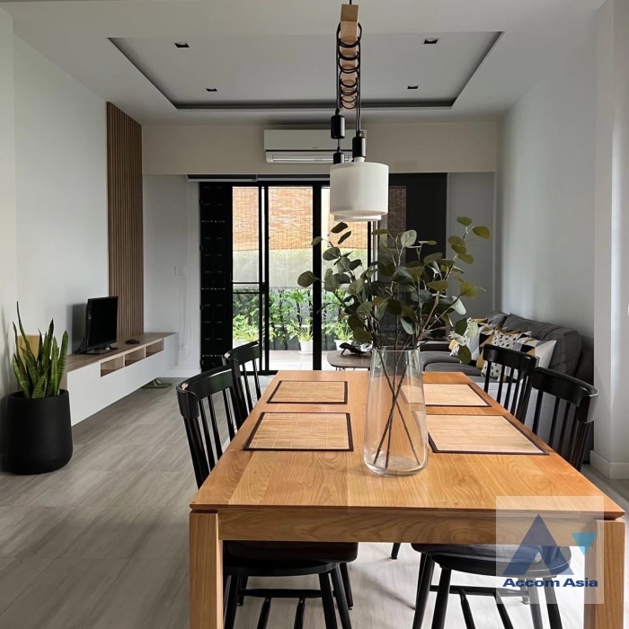 unit 4 Bedrooms  House For Sale in Sukhumvit, Bangkok  near BTS Phra khanong (AA33764)