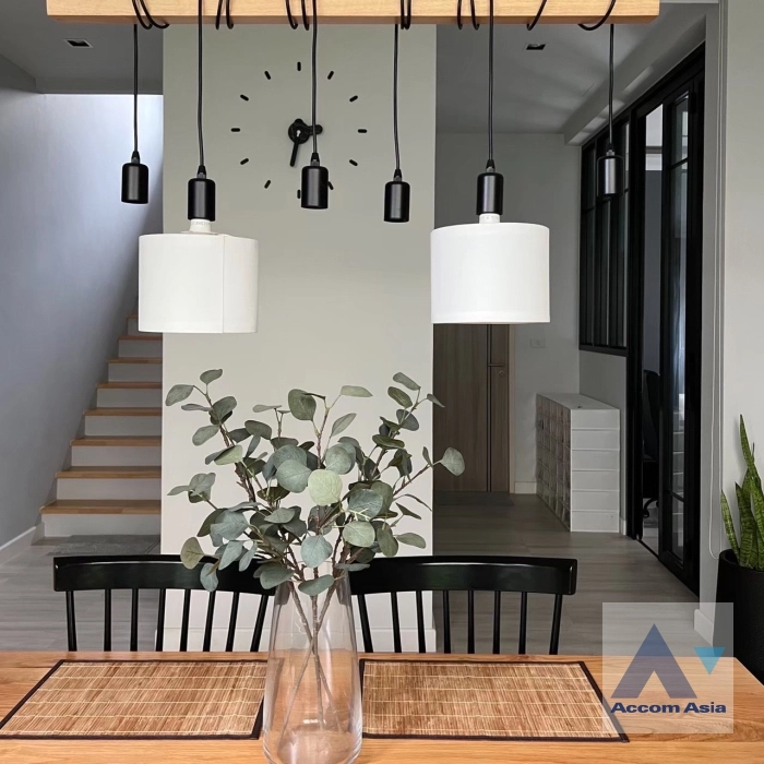 unit 4 Bedrooms  House For Sale in Sukhumvit, Bangkok  near BTS Phra khanong (AA33764)