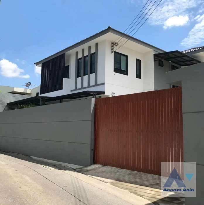 unit 4 Bedrooms  House For Sale in Sukhumvit, Bangkok  near BTS Phra khanong (AA33764)