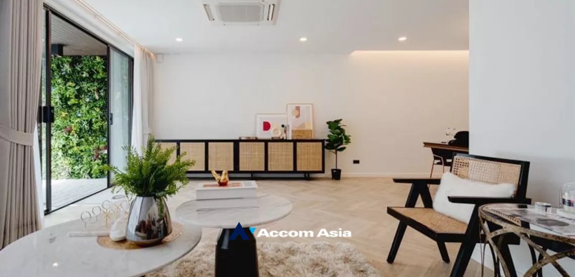  3 Bedrooms  Townhouse For Rent in Sukhumvit, Bangkok  near BTS Phrom Phong (AA33786)