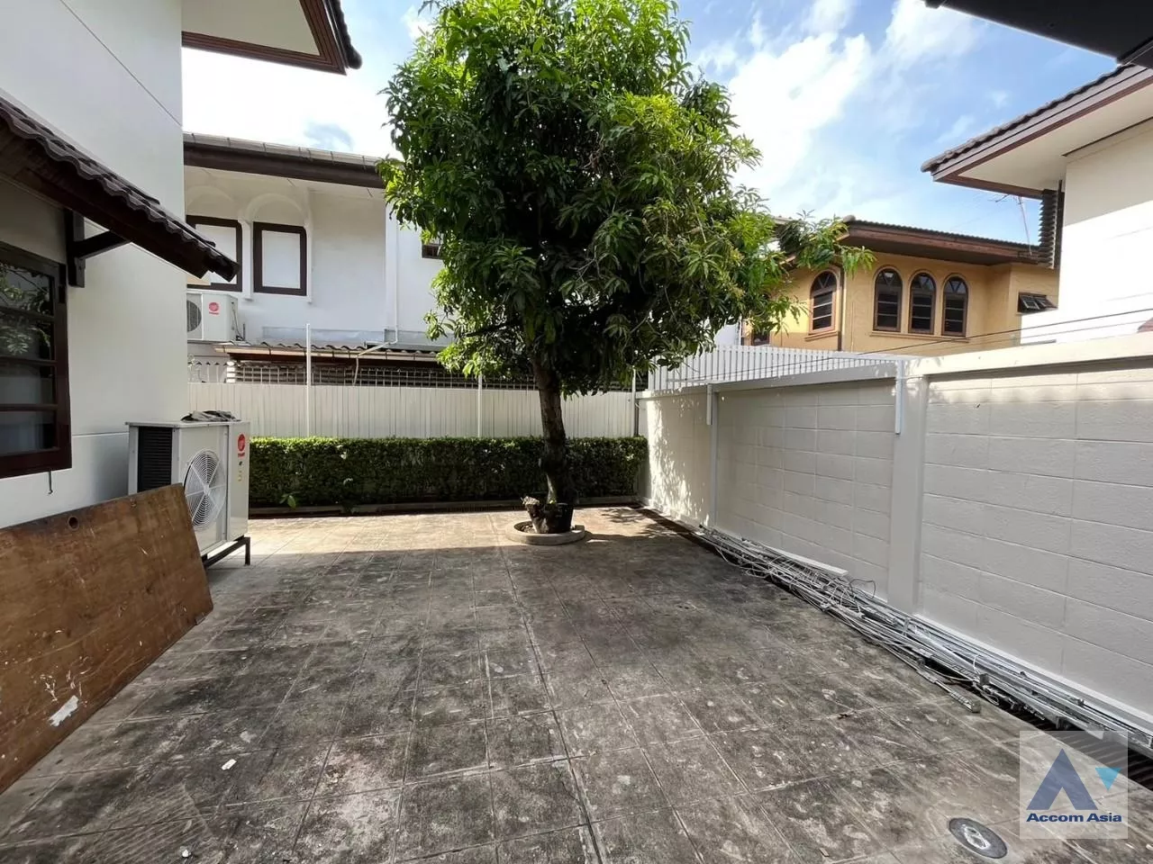 32  4 br House For Rent in Phaholyothin ,Bangkok BTS Saphan-Kwai at House in Compound AA33788
