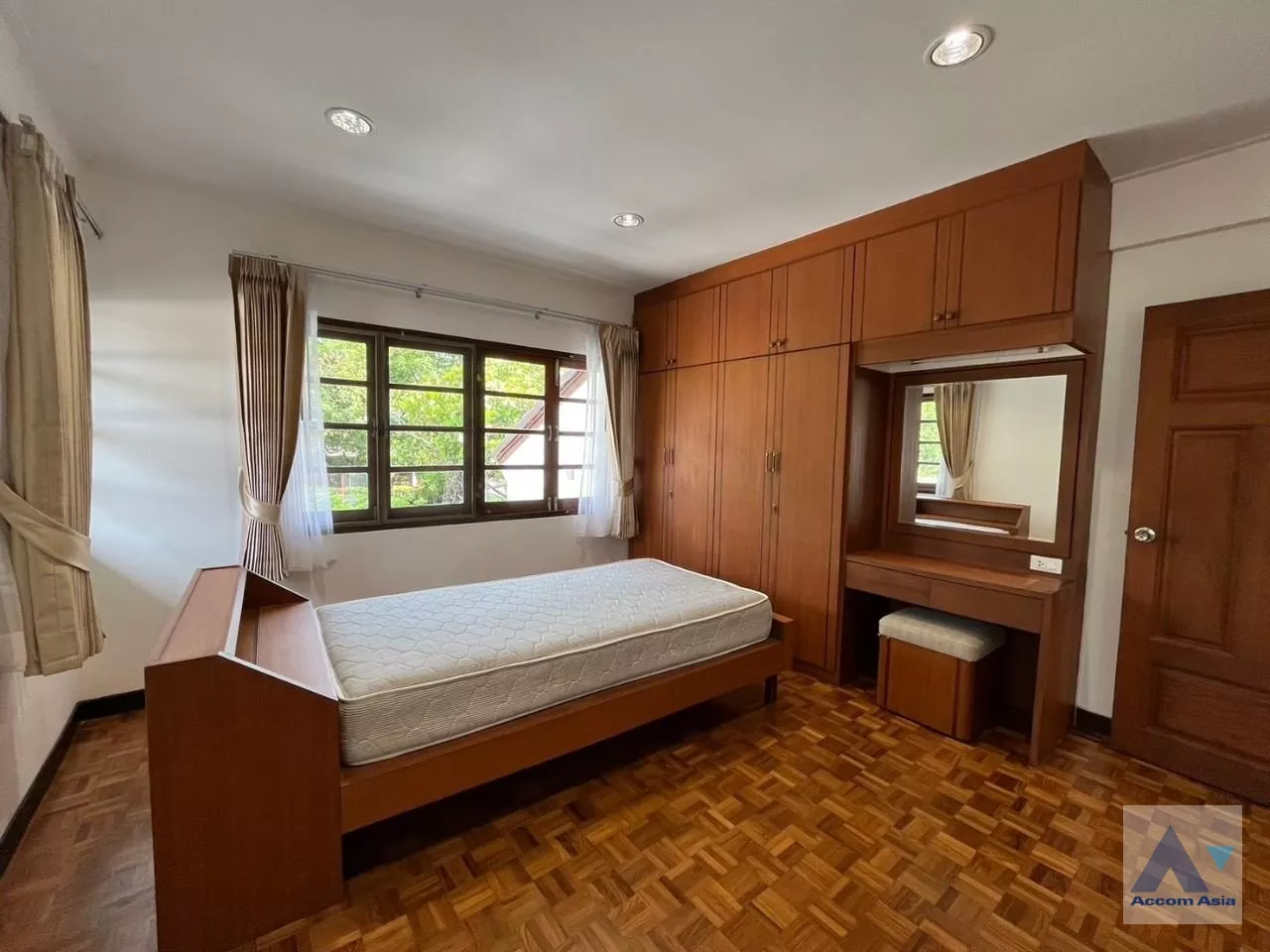 17  4 br House for rent and sale in Phaholyothin ,Bangkok BTS Saphan-Kwai at House in Compound AA33788