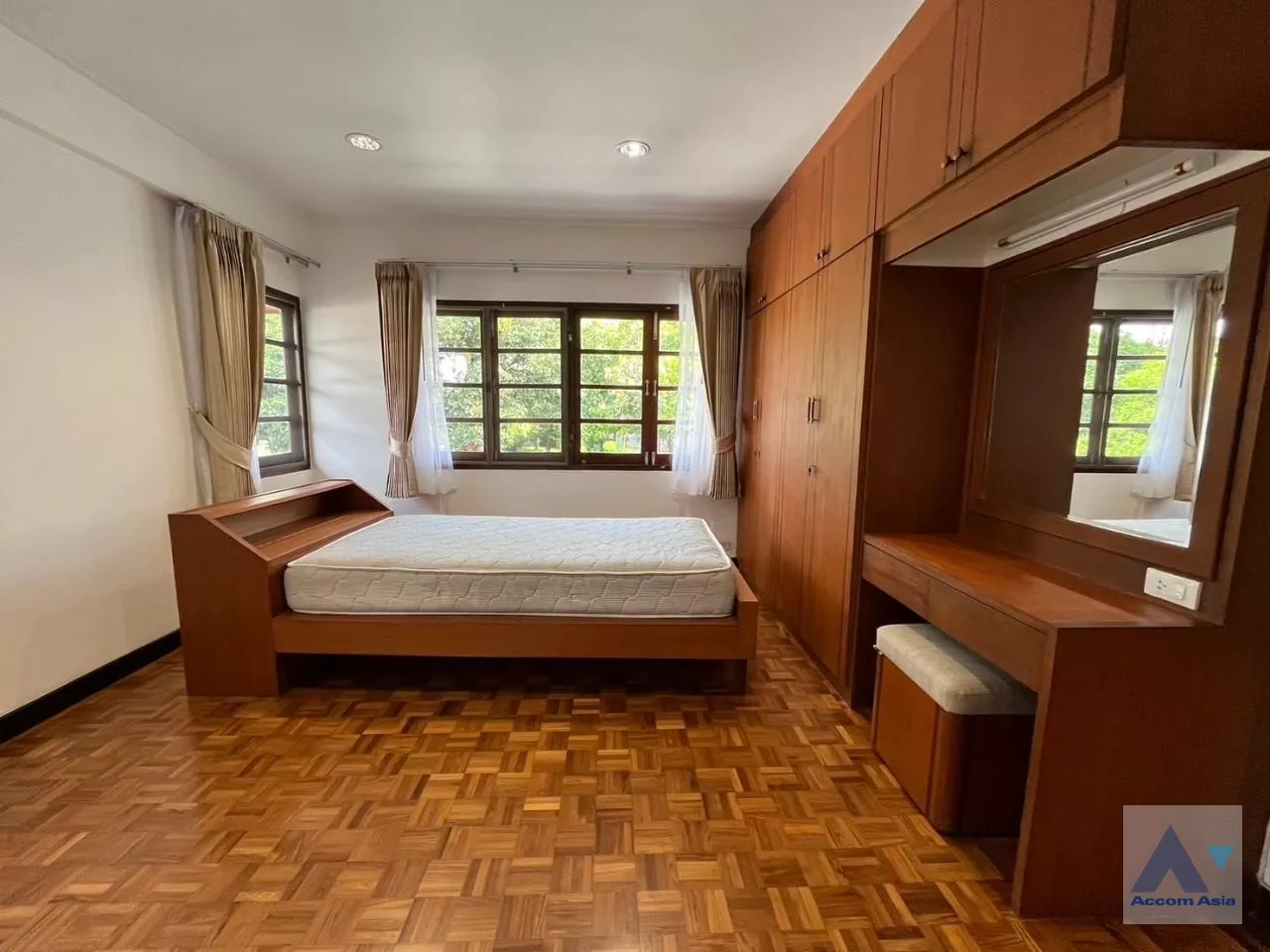 18  4 br House for rent and sale in Phaholyothin ,Bangkok BTS Saphan-Kwai at House in Compound AA33788