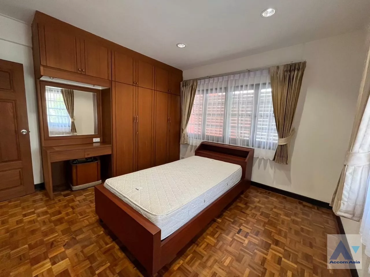 20  4 br House for rent and sale in Phaholyothin ,Bangkok BTS Saphan-Kwai at House in Compound AA33788