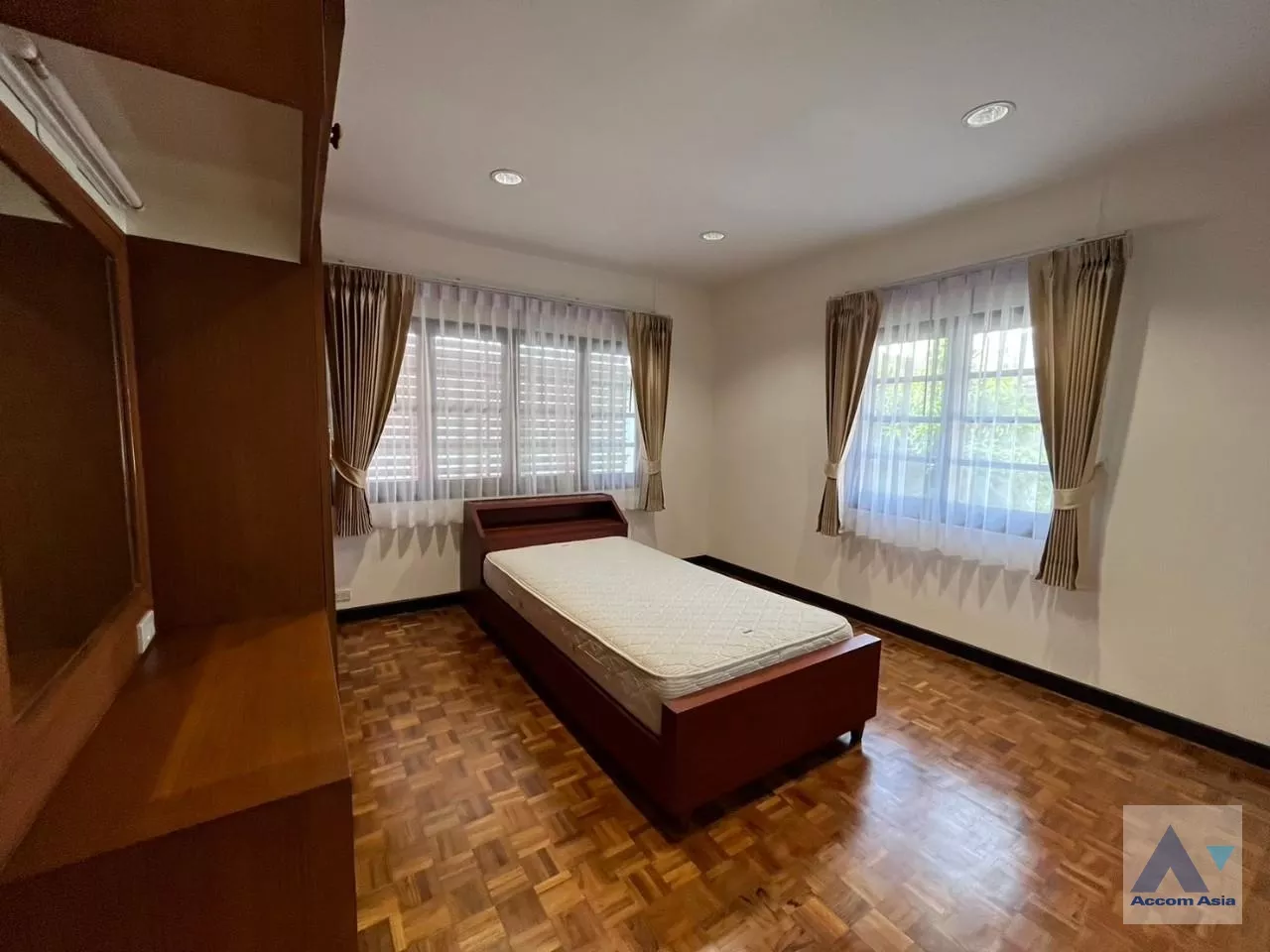 21  4 br House For Rent in Phaholyothin ,Bangkok BTS Saphan-Kwai at House in Compound AA33788