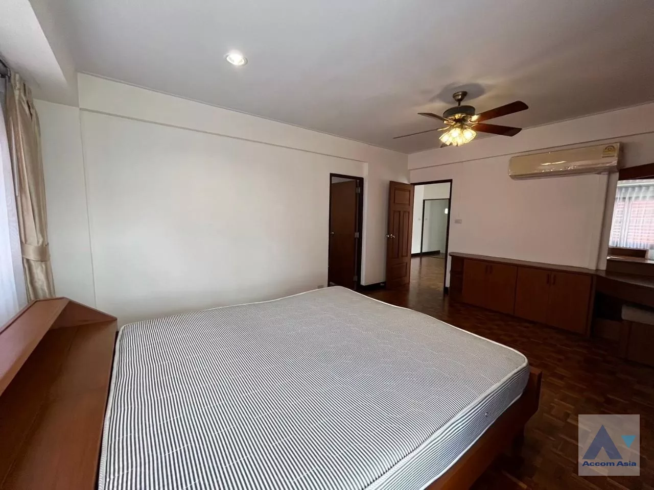 13  4 br House For Rent in Phaholyothin ,Bangkok BTS Saphan-Kwai at House in Compound AA33788