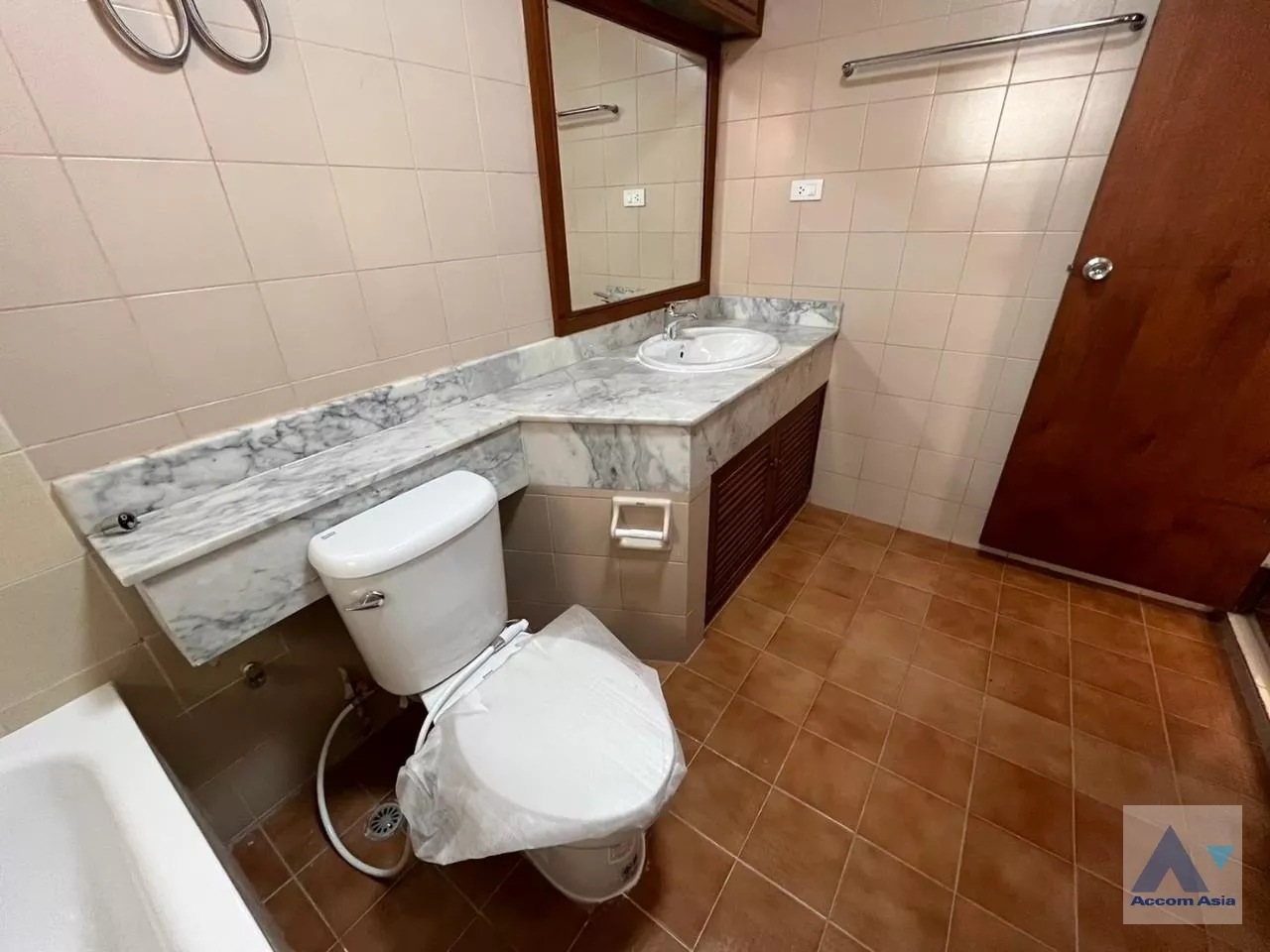 24  4 br House for rent and sale in Phaholyothin ,Bangkok BTS Saphan-Kwai at House in Compound AA33788