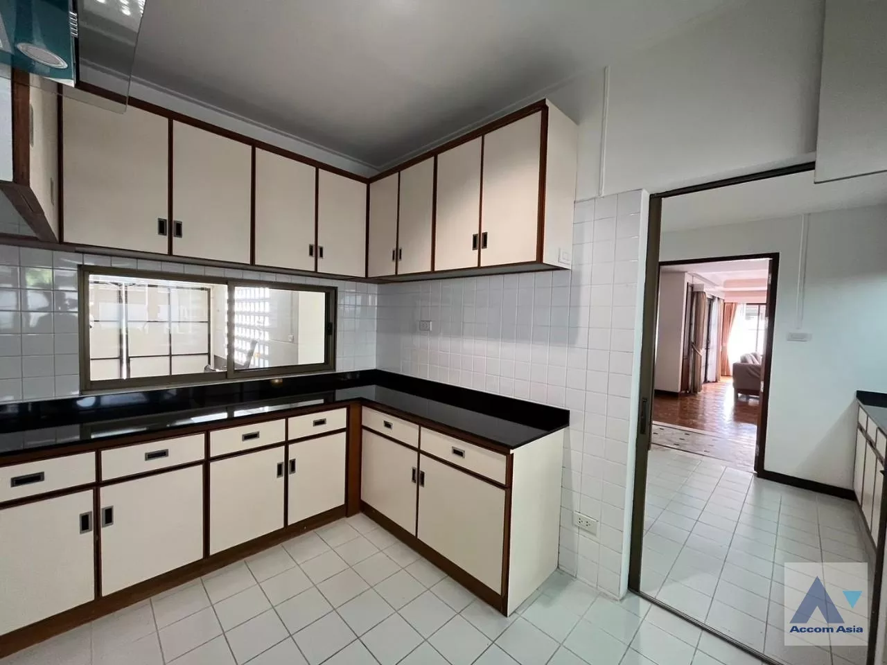 11  4 br House For Rent in Phaholyothin ,Bangkok BTS Saphan-Kwai at House in Compound AA33788