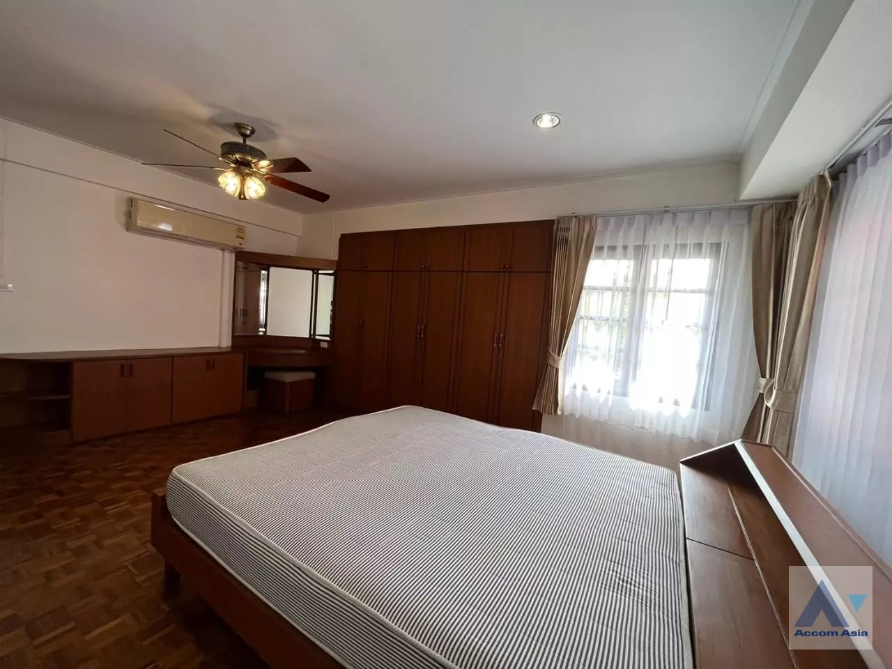 14  4 br House For Rent in Phaholyothin ,Bangkok BTS Saphan-Kwai at House in Compound AA33788