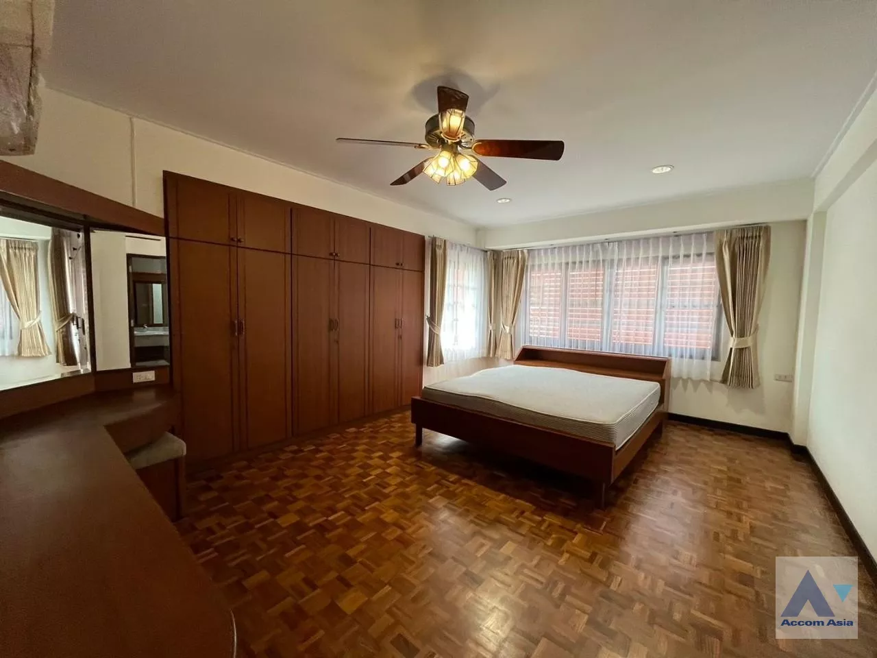 19  4 br House for rent and sale in Phaholyothin ,Bangkok BTS Saphan-Kwai at House in Compound AA33788