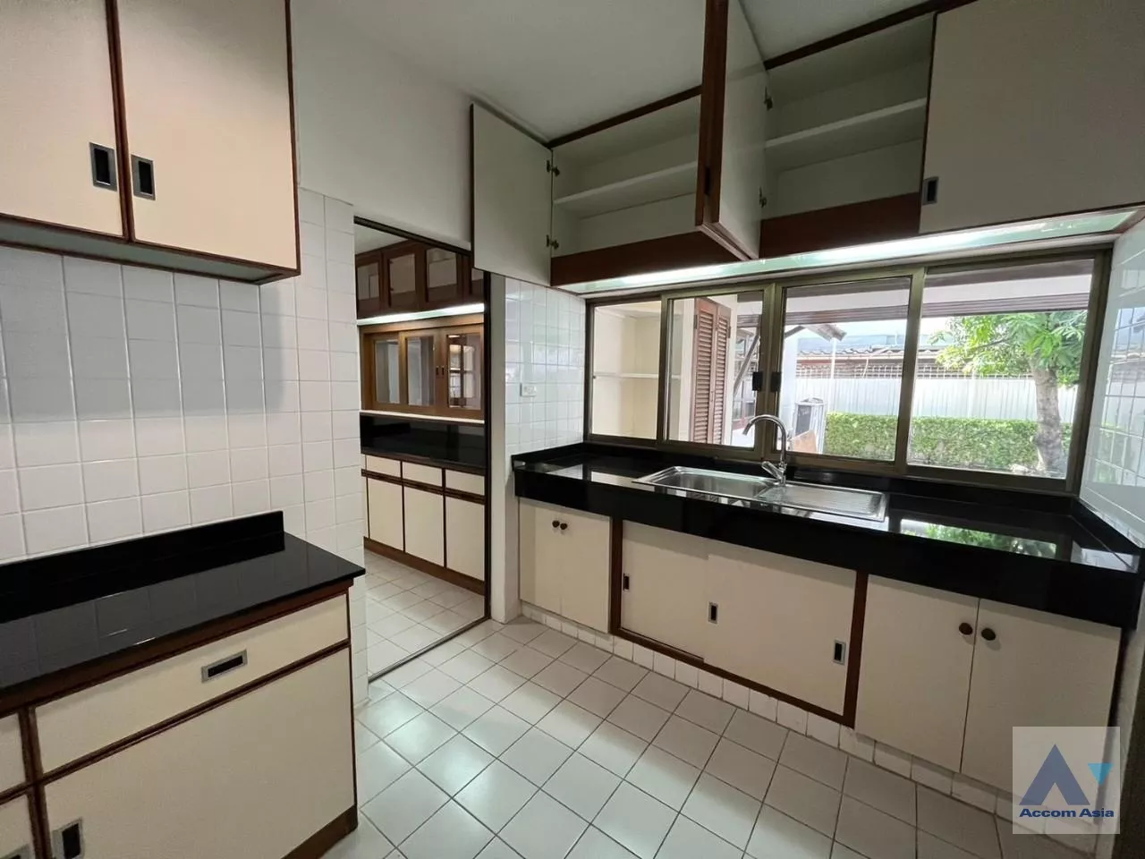 12  4 br House For Rent in Phaholyothin ,Bangkok BTS Saphan-Kwai at House in Compound AA33788