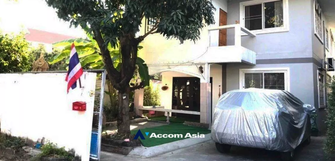  4 Bedrooms  House For Rent in Ratchadapisek, Bangkok  near MRT Sutthisan (AA33801)