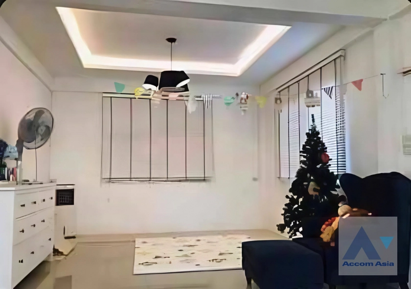  2  4 br House For Rent in Ratchadaphisek ,Bangkok MRT Sutthisan AA33801