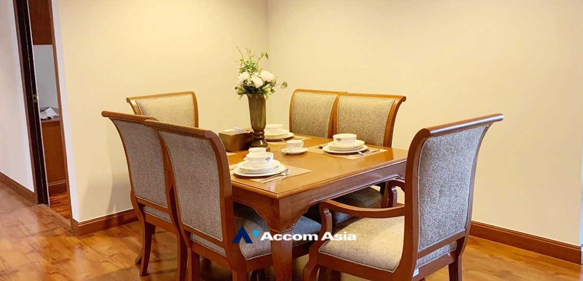 unitElegant classic apartment with warm wood tones in Sukhumvit (AA33841)