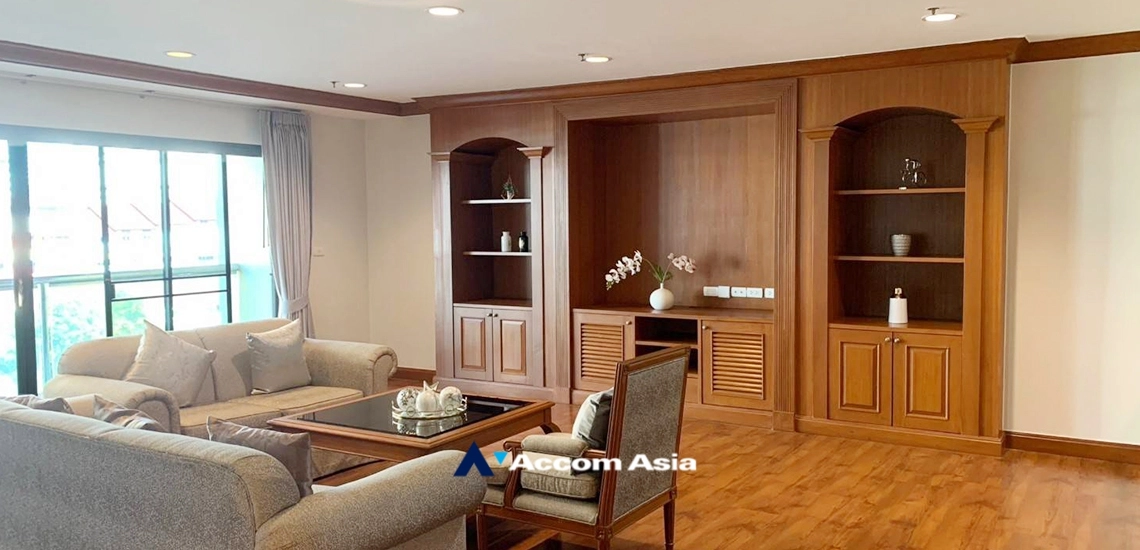 unitElegant classic apartment with warm wood tones in Sukhumvit (AA33841)