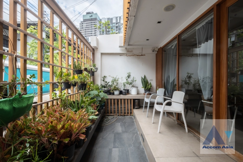 unit 2 Bedrooms  House For Rent & Sale in Sukhumvit, Bangkok  near BTS Ekkamai (AA33847)