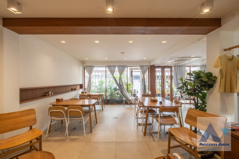 unit 2 Bedrooms  House For Rent & Sale in Sukhumvit, Bangkok  near BTS Ekkamai (AA33847)