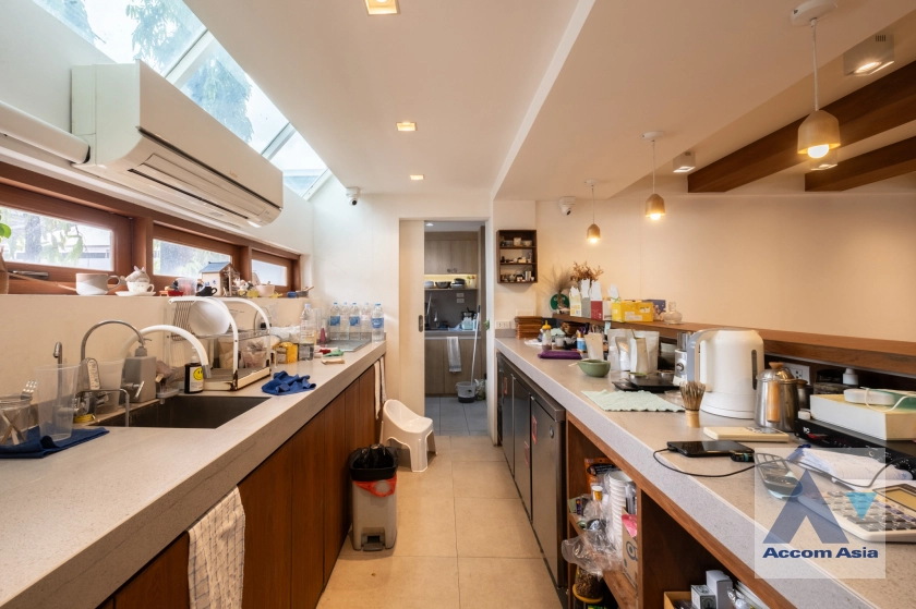 8  2 br House for rent and sale in Sukhumvit ,Bangkok BTS Ekkamai AA33847