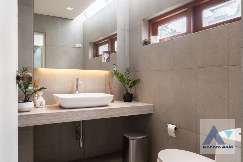 12  2 br House for rent and sale in Sukhumvit ,Bangkok BTS Ekkamai AA33847