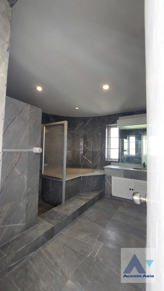 26  4 br Condominium For Rent in Charoen Nakhon ,Bangkok BTS Krung Thon Buri at Saichol Mansion AA33852