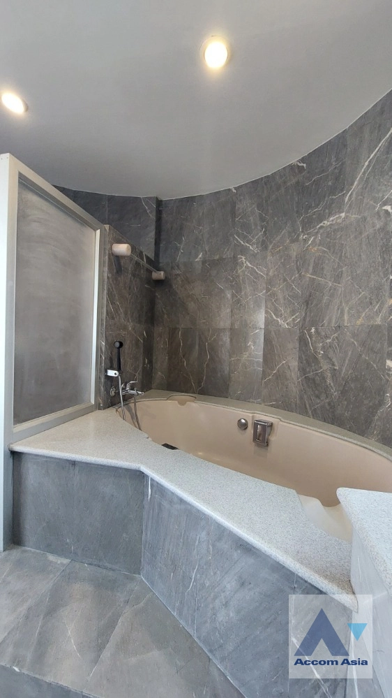 24  4 br Condominium For Rent in Charoen Nakhon ,Bangkok BTS Krung Thon Buri at Saichol Mansion AA33852