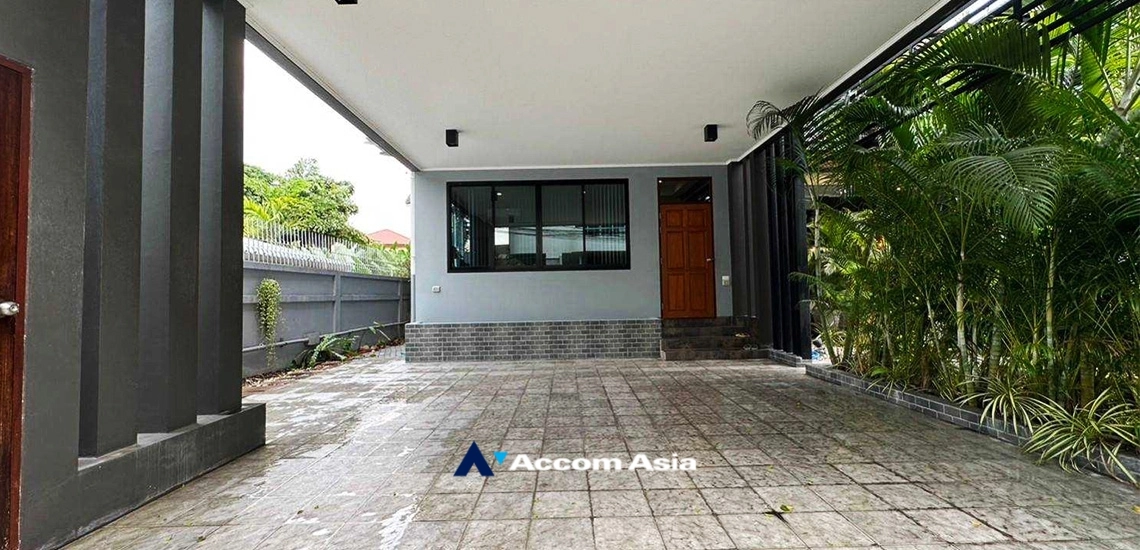 Private Swimming Pool |  4 Bedrooms  House For Rent in Sukhumvit, Bangkok  near BTS Phra khanong (AA33854)