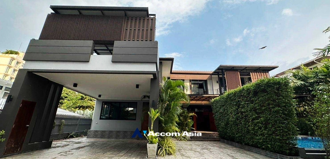 Private Swimming Pool |  4 Bedrooms  House For Rent in Sukhumvit, Bangkok  near BTS Phra khanong (AA33854)