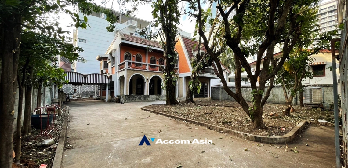 Garden, Home Office |  3 Bedrooms  House For Rent in Ploenchit, Bangkok  near BTS Ploenchit (AA33872)