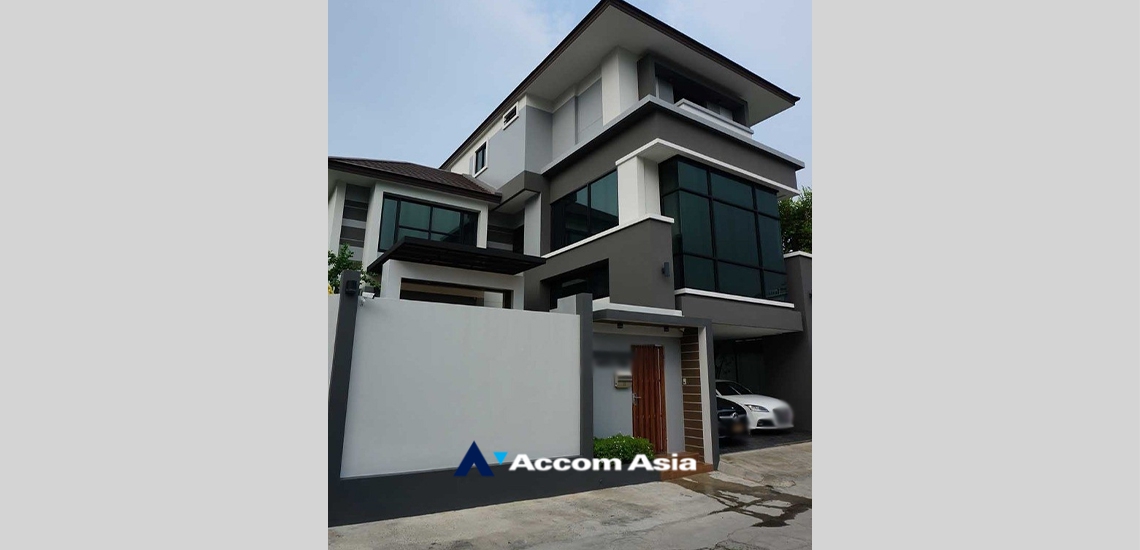  5 Bedrooms  House For Sale in Ratchadapisek, Bangkok  near MRT Rama 9 (AA33922)