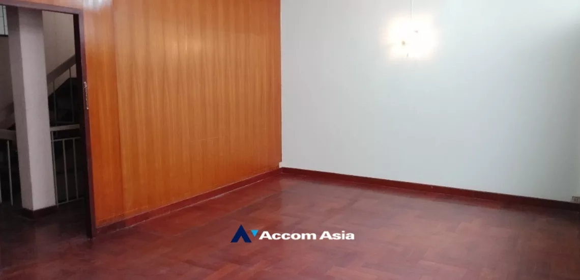  1  5 br House For Rent in silom ,Bangkok BTS Saint Louis AA33973