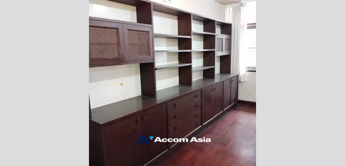 5 Bedrooms  House For Rent in Silom, Bangkok  near BTS Saint Louis (AA33973)