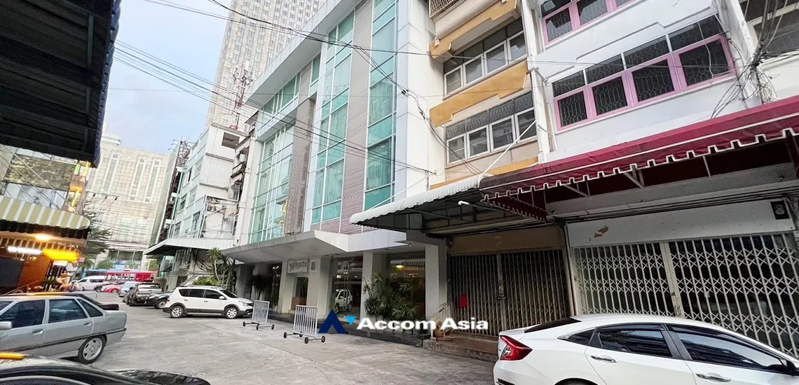  3 Bedrooms  Building For Rent in Sukhumvit, Bangkok  near BTS Asok (AA33985)