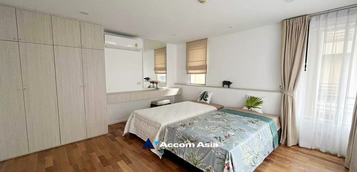 3 Bedrooms  Apartment For Rent in Sukhumvit, Bangkok  near BTS Thong Lo (AA33989)
