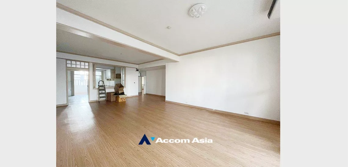 3 Bedrooms  Apartment For Rent in Sukhumvit, Bangkok  near BTS Thong Lo (AA33990)